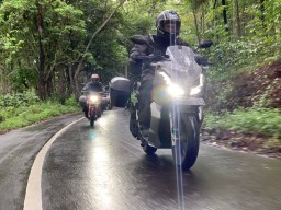 Honda Bagikan Tips Aman Berkendara di Jalan Berlubang dan Licin