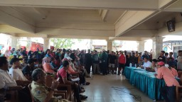 Warga Karangrejo Manyar Gresik Geruduk Balai Desa, Pertanyakan Biaya Rekrutmen Tenaga Kerja