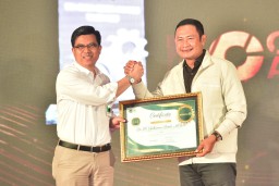 Yuhronur Dapat Penghargaan Penggerak Ekonomi Produktif dari Bea Cukai