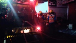 Perjuangan Ibu Selamatan Anaknya dalam Kebakaran di Tengah Kota Gresik