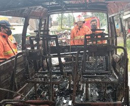 Aneh, Mobil di Gresik Ini Malah Terbakar Saat Diperbaiki