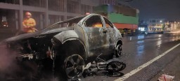 Ngeri, Motor dan Mobil Terbakar Usai Tabrakan di Gresik
