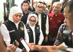 Pembayaran Retribusi di Pasar Perak Jombang Kini Menggunakan Sistem Non Tunai