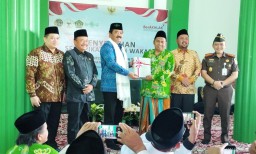 Menteri ATR/BPN Hadi Tjahjanto Serahkan 62 Sertifikat Tanah Wakaf PCNU Gresik