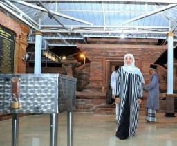 Sholat Tarawih di Masjid Jami' Tegalsari Ponorogo, Gubernur Khofifah Kagumi Nuansa Spritual dan Kultural Bangunan Abad 18