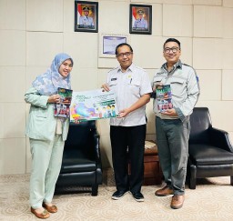 Smelting Salurkan Bantuan Sarung Melalui Pemkab Gresik