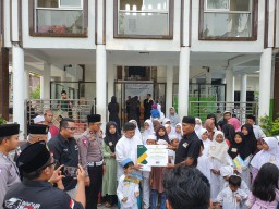 Komunitas Innova Reborn Lovers Serahkan Donasi ke Pesantren