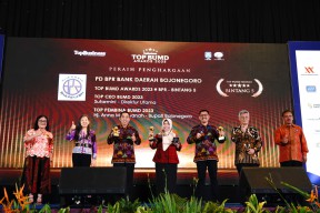 Bupati Bojonegoro Menerima Penghargaan TOP Pembina BUMD 2023