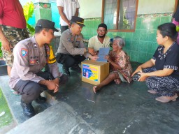 Viral di Instagram Hidup Sebatang Kara, Nenek di Tulungagung ini Peroleh Bantuan Kapolres