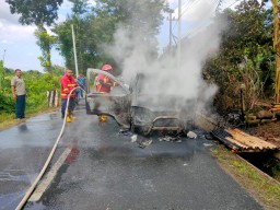 Diduga Korsleting, Mobil di Tulungagung Ludes Terbakar