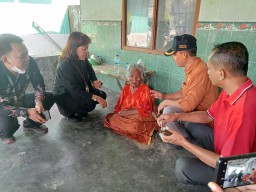 Kemensos Turun Tangan, Warga dan Keluarga Kekeh Rawat Nenek Rukmi