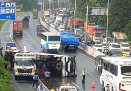Tergelincir, Bus Pahala Kencana Terguling di Tol Sidoarjo