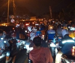 Jalur Manyar - Bungah Gresik Macet Gara-gara Truk Mogok