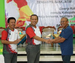 Terapkan Work Life Balance, Insan Bank Jatim Ikuti Pertandingan Persahabatan Bulu Tangkis