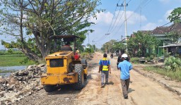 Pemkab Gresik Mulai Garap Rekonstruksi Jalan Banter Kalipadang yang Rusak Akibat Banjir