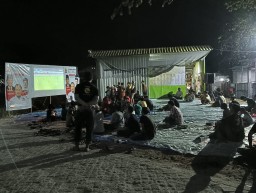 Gerindra Gresik Gelar Nobar Indonesia VS Argentina Bareng Warga di Warkop