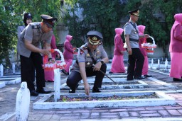 Jajaran Polres Bojonegoro Ziarah di Makam Pahlawan di Hari Bhayangkara Ke - 77
