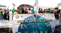 Relawan Eco Enzym Gresik Bersama Smelting Lakukan Sosialisasi dan Seterilisasi Sungai