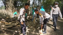 Polres Bojonegoro Bersihkan Sampah di Bantaran Sungai Bengawan Solo