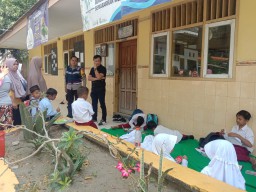 Siswa SDN III Sumberrejo Masih Belajar di Luar Kelas, Pimpinan DPRD Bojonegoro Ini Akan Bayar Guru Untuk Mengajar