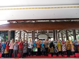Bupati Sidoarjo Gelontor Rp 2,25 M Untuk Insentif dan Honor Nakes dan Kader Posyandu