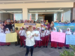 Tolak Merger, Murid SDN Sumberrejo dan Kedungadem Demo ke Pemkab Bojonegoro Serta DPRD
