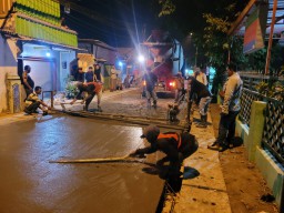 Dikebut Hingga Larut Malam, Betonisasi Jalan Desa Tropodo 1 Waru Masuk Tahap Rigid Beton