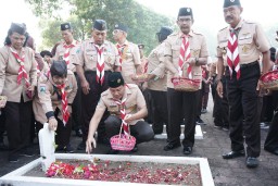 Subandi Ketua Kwarcab Pramuka Sidoarjo pimpin Ziarah Makam Pahlawan dalam rangka Hari Pramuka Ke-62