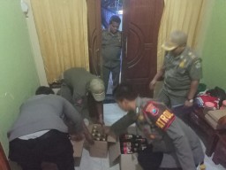 Operasi di Gresik Utara, Satpol PP Temukan Miras dan Menduga Ada Prostitusi Terselubung