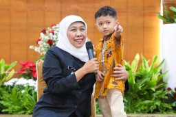 Anak-anak yang Tertangkap Kamera Memberikan Hormat Saat Upacara Bendera di Grahadi Diundang Khofifah