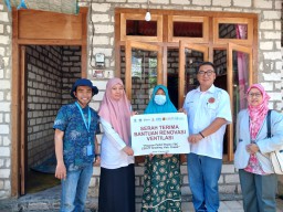 Warga Pulau Mengare yang Mengidap TB Dapat Bantuan Perbaikan Ventilasi Rumah