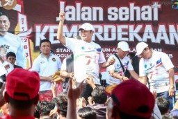 Ribuan Warga Lamongan Meriahkan Jalan Sehat Kemerdekaan di Alun-alun Lamongan