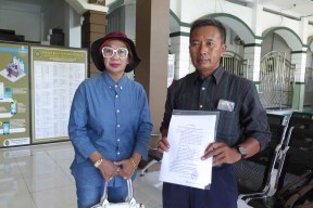 Utang Tak Kunjung Dibayar, Darmiati Tansilong Datangi PN Sidoarjo