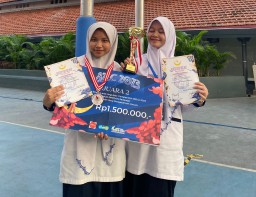 Anindhira dan Corraina, Siswi Al Hikmah Surabaya Menjadi Juara 2 S2LC Tingkat SMP/MTs
