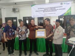 Daftarkan Pekerja Rentan Ikut BPJS Ketenagakerjaan, PT Smelting Dapat Penghargaan dari Bupati Gresik