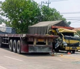 Kecelakaan Maut Jalur Duduksampeyan Gresik, Dua Truk Adu Moncong, Jalanan Macet