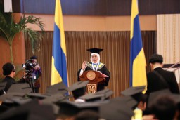 Dapat Gelar Doktor Kehormatan dari FEB Unair, Khofifah Sampaikan Konsep Reformasi Perlindungan Sosial