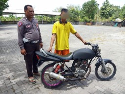 Bangun Tidur, Motor GL Modifan Milik Warga Wringinanom Gresik Hilang