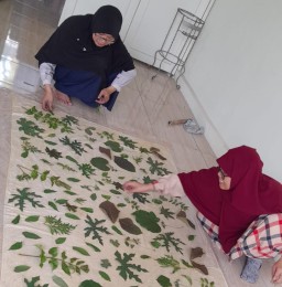 Ikut Pelatihan Eco Print yang Didukung Smelting, Penjahit Ini Mengembangkan Kelompok UMKM di Desanya