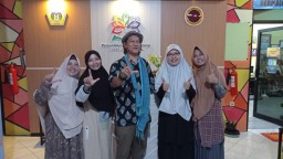 Singgah ke Gresik, Duta Baca Indonesia Gol A Gong Ajak Anak-anak Suka Membaca