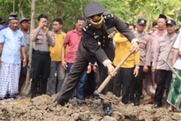 Polres Gresik Gelar Upacara Pemakaman Anggota Polri yang Meninggal