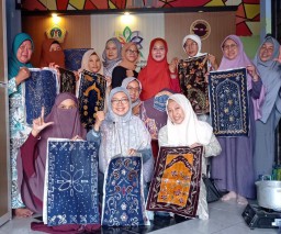 Pelatihan Batik Rumah Pelangi, Ibu-ibu Berlatih Membuat Batik Tulis