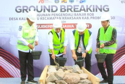 Khofifah Targetkan Bangunan Pengendali Banjir Rob di Desa Kalibuntu Probolinggo Selesai Akhir Desember