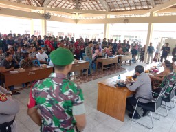 Warga Desa Margoagung Bojonegoro Datangi Kantor Kades Desak Sekdes Dicopot 