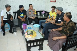 Polisi bersama Pentolan Suporter Jenguk Korban Luka Bentrokan di Stadion Gelora Joko Samudro