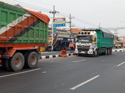 Jalan Raya Manyar Gresik Diperlebar, Eeh Malah Banyak Kendaraan Parkir Liar