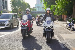Tips Berkendara Motor Bagi Wanita Agar Aman