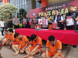 Begini Detik - Detik Pembunuhan Pria Dengan Mulut Tertusuk Pisau di Gresik