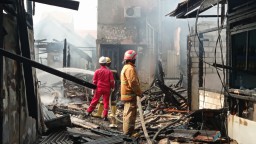 Bangunan Semi Permanen di Dekat Pasar Baru Gresik Kebakaran Hebat