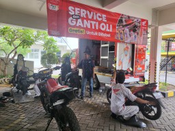 Peduli Disabilitas, MPM Honda Jatim Sinergi Dengan AHASS Berikan Layanan Servis Gratis Ganti Oli Motor Komunitas Disabilitas